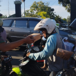 Komandan Kodim 0908 Bontang Aryo Bagus Daryanto bagi takjil gratis ke pengendara (Dok: katakaltim)