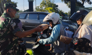 Komandan Kodim 0908 Bontang Aryo Bagus Daryanto bagi takjil gratis ke pengendara (Dok: katakaltim)