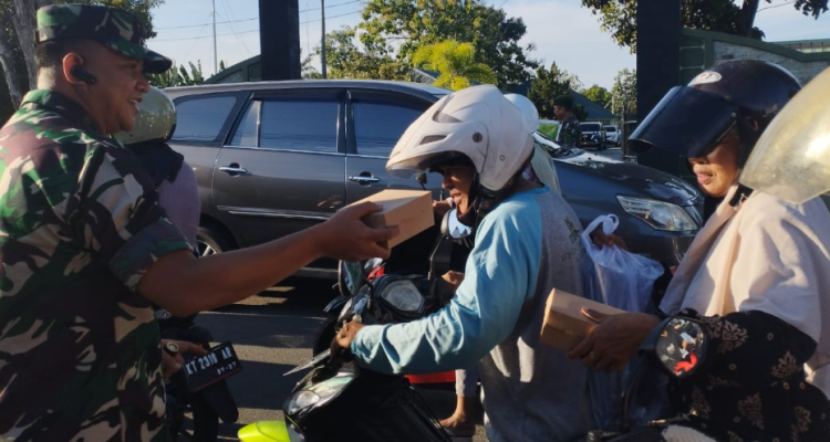 Komandan Kodim 0908 Bontang Aryo Bagus Daryanto bagi takjil gratis ke pengendara (Dok: katakaltim)