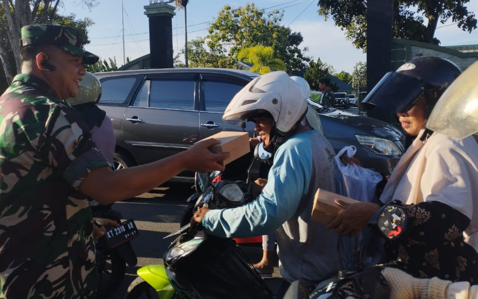 Komandan Kodim 0908 Bontang Aryo Bagus Daryanto bagi takjil gratis ke pengendara (Dok: katakaltim)