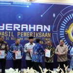 Bupati Ardiansyah Sulaiman saat menerima Opini WTP atas LKPD Tahun Anggaran 2023