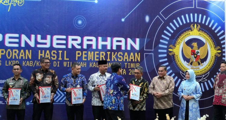 Bupati Ardiansyah Sulaiman saat menerima Opini WTP atas LKPD Tahun Anggaran 2023