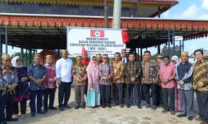 Foto Bupati Kutai Timur bersama pengurus BPD KKSS Usai Peresmian