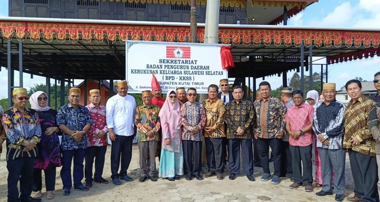 Foto Bupati Kutai Timur bersama pengurus BPD KKSS Usai Peresmian