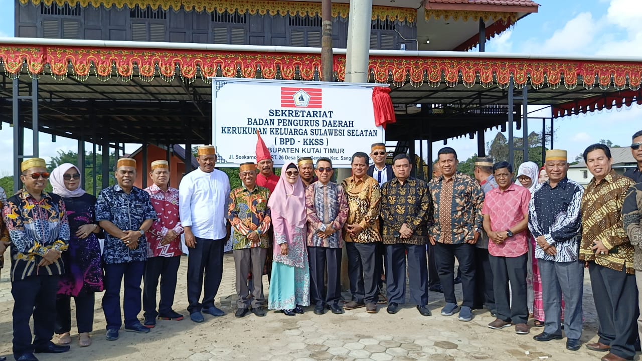 Foto Bupati Kutai Timur bersama pengurus BPD KKSS Usai Peresmian
